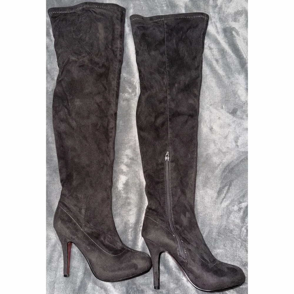 🩶 Elegant Knee-High Boots